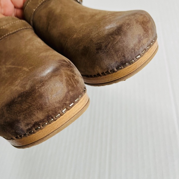Dansko Sz 9 Berry Nubuck Tan Leather Suede Buckle Hardware Strap Clogs Slip On - Picture 6 of 9